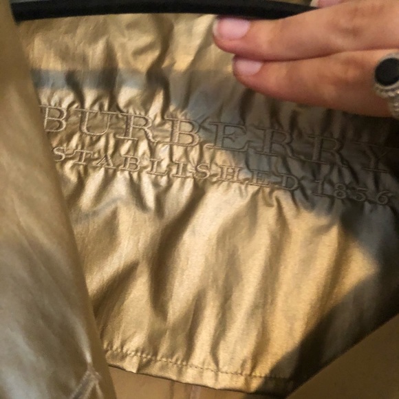 NWOT authentic Burberry trench coat - Picture 7 of 9